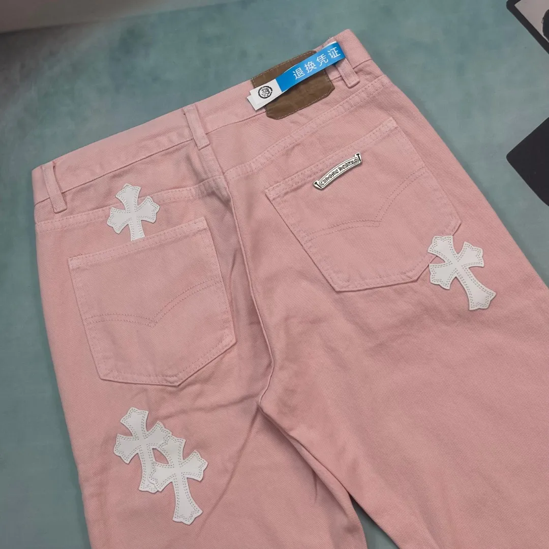 🅿️310 🔘Model No.-KL175 🔘Cro Heart𝐂𝐡𝐫𝐨𝐦𝐞 𝐇𝐞𝐚𝐫𝐭 Sex Limited Edition Girls Sakura Pink Cow White Leather Jeans* The color of these pants is super sweet pink, and the denim fabric is full of texture. The white cross pattern on it is so eye-catching, it is a classic element of Crow Heart, and it instantly makes it trendy. The hardware accessories are also very exquisite, the buttons are uniquely designed, and the details are high-end. In terms of craftsmanship, there is nothing to say. The tailoring is neat and the wiring is neat. Everything shows excellent quality. The matching suggestions are as follows: Sweet girly style: Pair it with a white midriff-baring crop top, a pair of pink thick-soled Mary Jane shoes, and a soft bear bag of the same color. It will give you a sweet girly atmosphere, which is perfect for going to an amusement park or shopping. Cool and sweet mix style: Wear a short black leather jacket on the upper body, a white lace bottoming shirt, black Martin boots, and a silver personalized necklace. The combination of cool and sweet is beautiful and sassy. Casual and lazy style: Wear a loose light purple sweater, tuck the corners into your pants, pair it with a pair of white sneakers, white stockings, and a pair of black sunglasses. It is casual and lazy, and super comfortable for daily travel.  Size: S M L XL (28.30.32.34) Color: Pink
